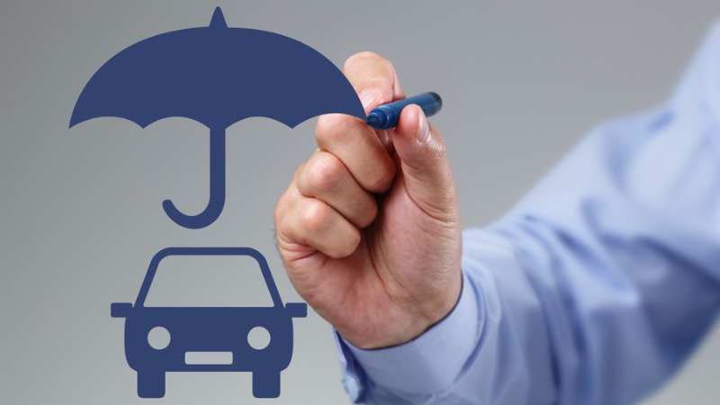 un parapluie au-dessus d'une voiture pour symboliser une assurance auto